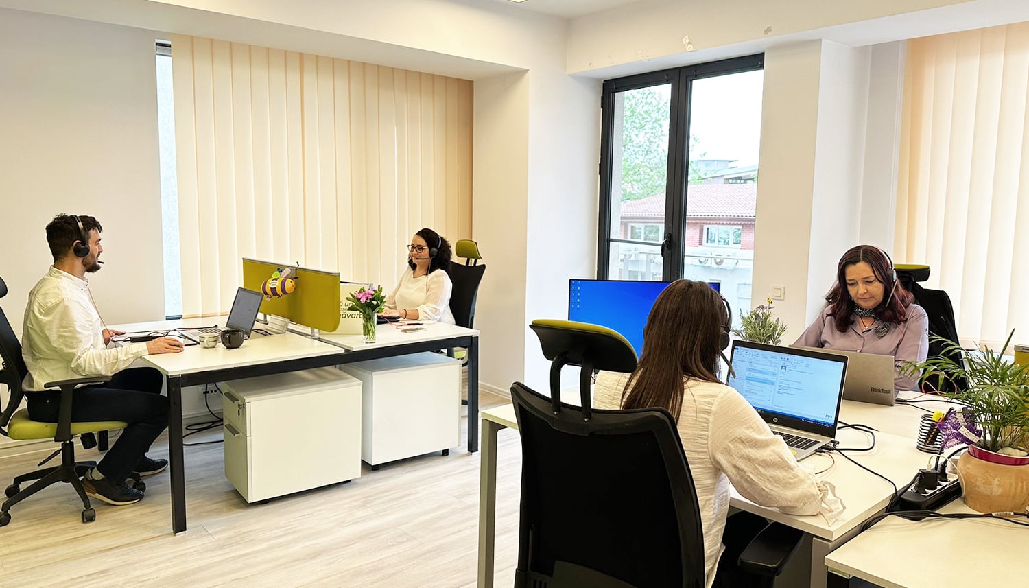 Birou open-space Spring FARMA cu mai mulți agenți de suport la lucru
