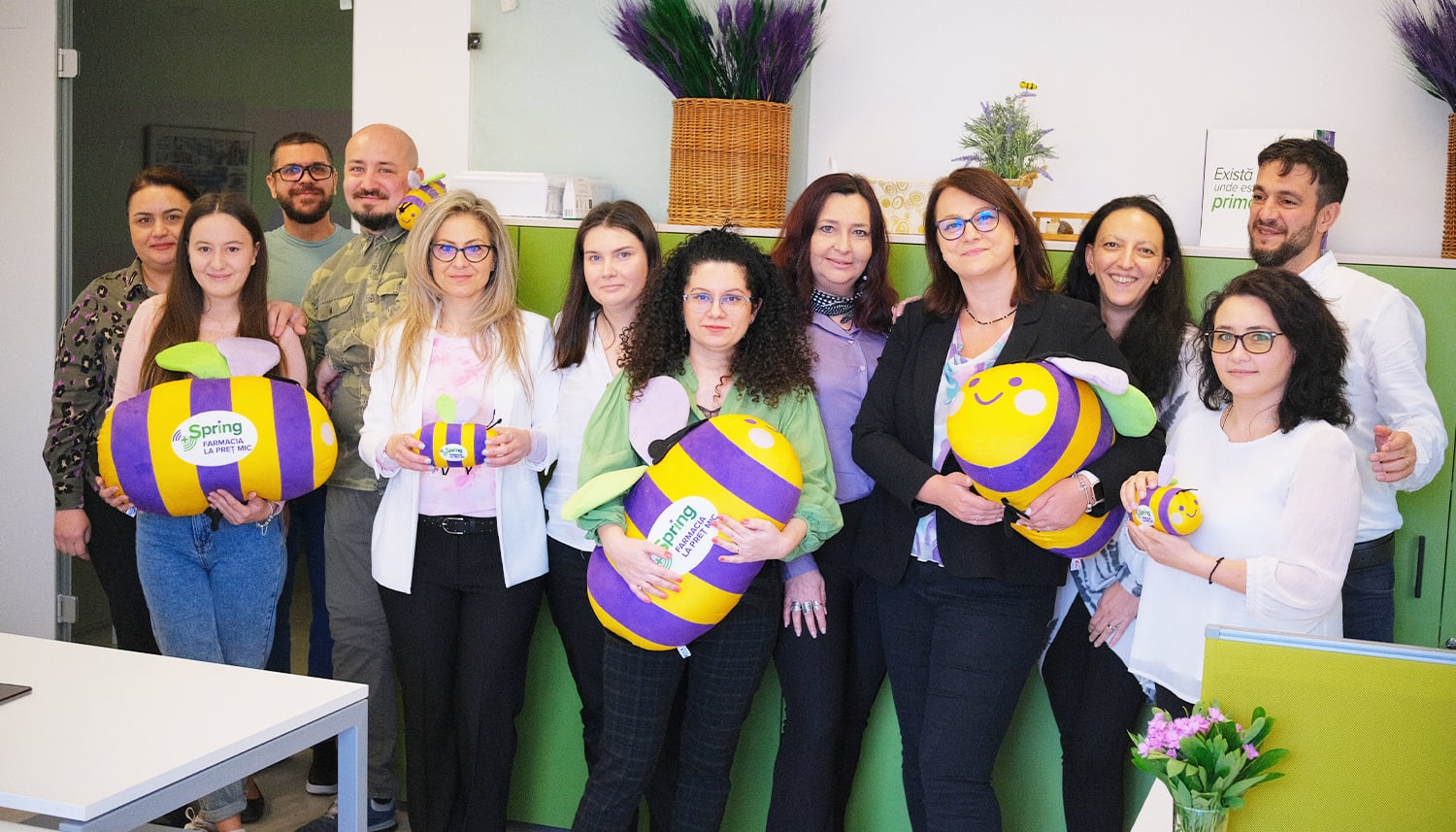 Echipa Spring FARMA la birou, alături de mascotele-albine ale brandului